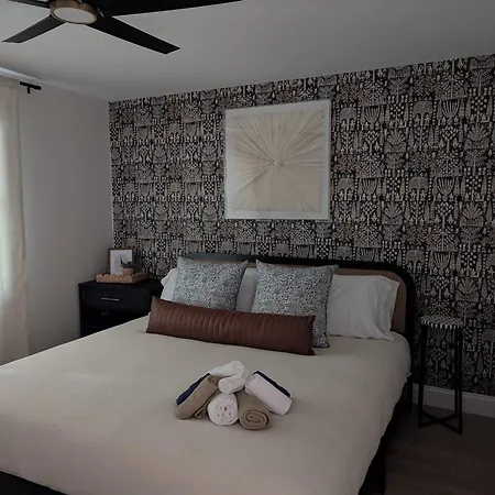 *now Available!* Renovated Plaza Shamrock Duplex Holiday home *