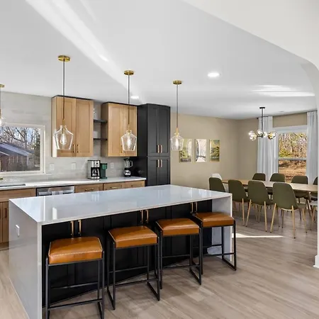 4 Kings-1 Queen-gameroom-lounge-luxury Home-4k1q2t Holiday home Charlotte