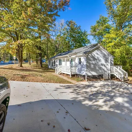 New! Special Intro Rates! Lovely 2 Bedroom Holiday home Charlotte