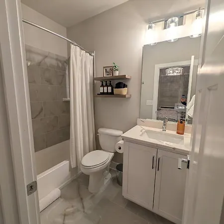 Queen Castle - Rooftop, Garage, King Beds, Pet Friendly * Charlotte