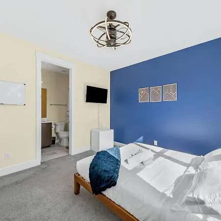 Modern 4-story 3-br Townhome With Rooftop Lounge Holiday home Charlotte