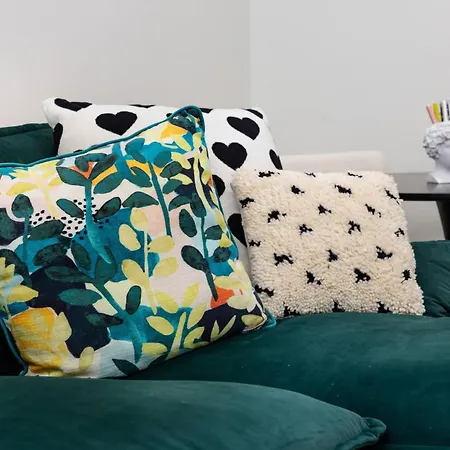 New Shamrock Stunner | King Bed, Pet Friendly Holiday home *