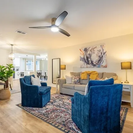 Ballantyne 3br House, Privateyard, Work Desk & 1 Gig Wi-fi *