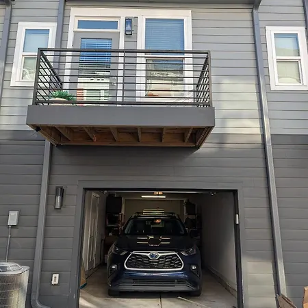 Queen Castle - Rooftop, Garage, King Beds, Pet Friendly *