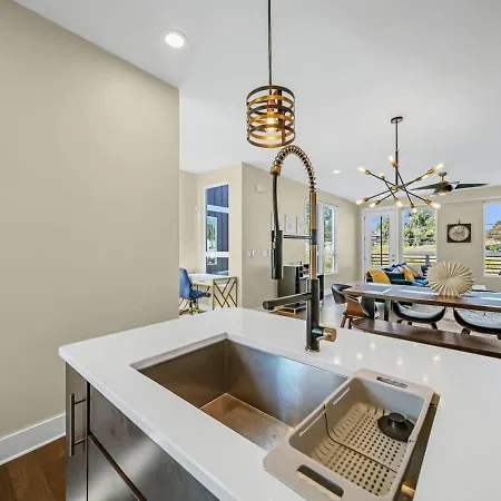 Modern 4-story 3-br Townhome With Rooftop Lounge Holiday home