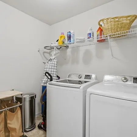 Spacious 4br Getaway With Fenced Yard Minutes Away From Clt Airport & Uptown * Charlotte
