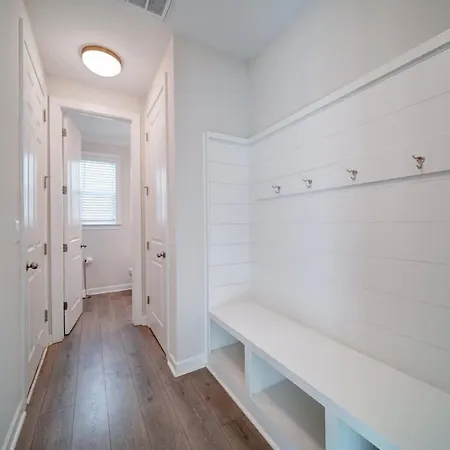 Luxury 4br Escape - Premium Modern Comfort *