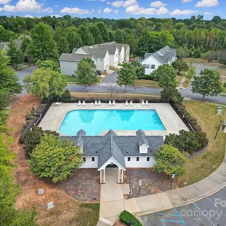 Holiday home Spacious 4 Bedroom House In Area Close To Pnc Pavilion Charlotte