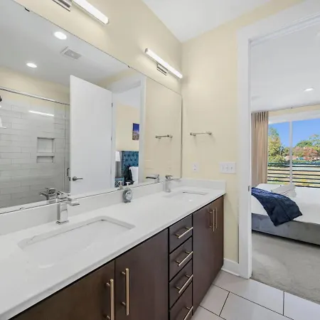 Holiday home Modern 4-story 3-br Townhome With Rooftop Lounge Charlotte
