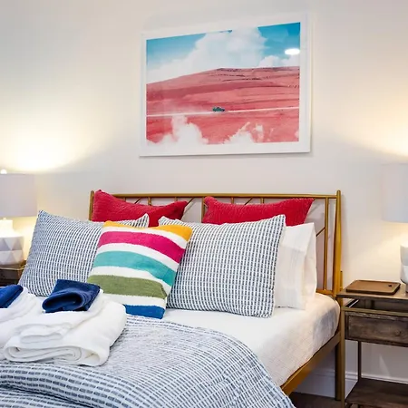 New Shamrock Stunner | King Bed, Pet Friendly Charlotte