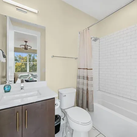 Modern 4-story 3-br Townhome With Rooftop Lounge * Charlotte
