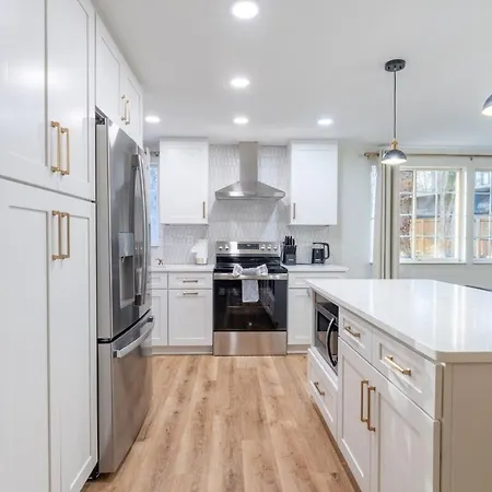 Ballantyne 3br House, Privateyard, Work Desk & 1 Gig Wi-fi *