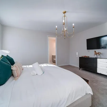 Holiday home Luxury 4br Escape - Premium Modern Comfort Charlotte