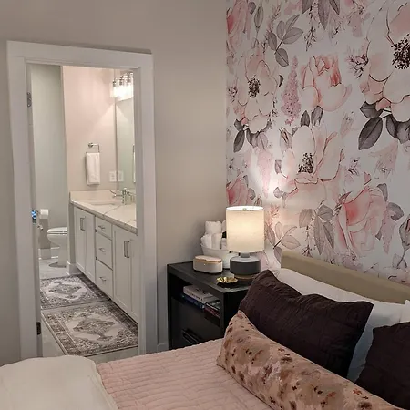 Queen Castle - Rooftop, Garage, King Beds, Pet Friendly Holiday home