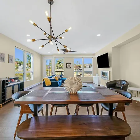 Modern 4-story 3-br Townhome With Rooftop Lounge Holiday home Charlotte