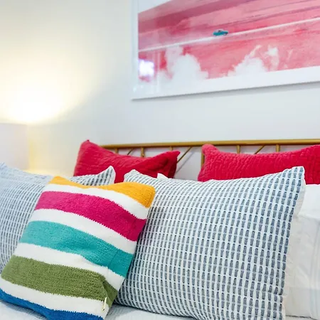 New Shamrock Stunner | King Bed, Pet Friendly Holiday home *