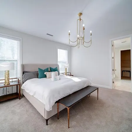 Luxury 4br Escape - Premium Modern Comfort Holiday home Charlotte