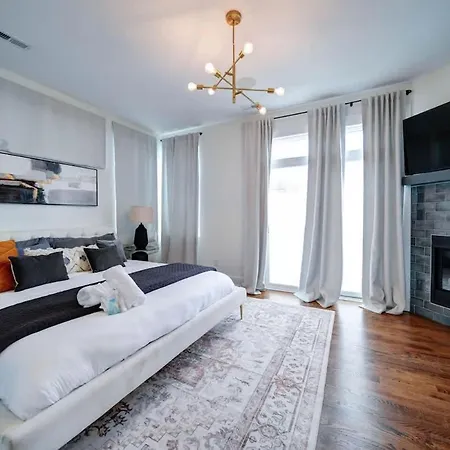 Modern Rooftop Townhome W Hot Tub & Skyline Views *