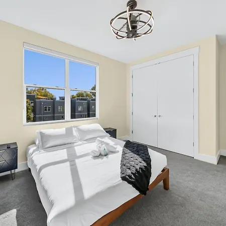 Modern 4-story 3-br Townhome With Rooftop Lounge