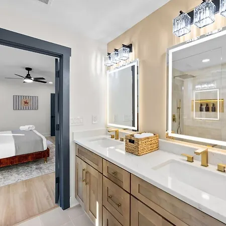4 Kings-1 Queen-gameroom-lounge-luxury Home-4k1q2t Holiday home Charlotte