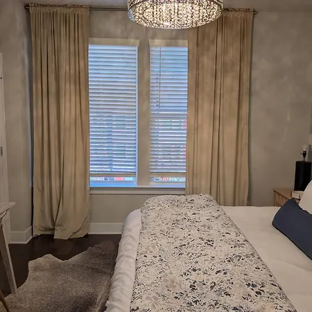 Queen Castle - Rooftop, Garage, King Beds, Pet Friendly * Charlotte