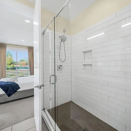 Modern 4-story 3-br Townhome With Rooftop Lounge Holiday home