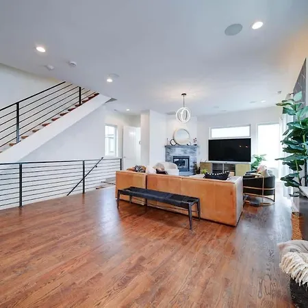 Modern Rooftop Townhome W Hot Tub & Skyline Views Holiday home