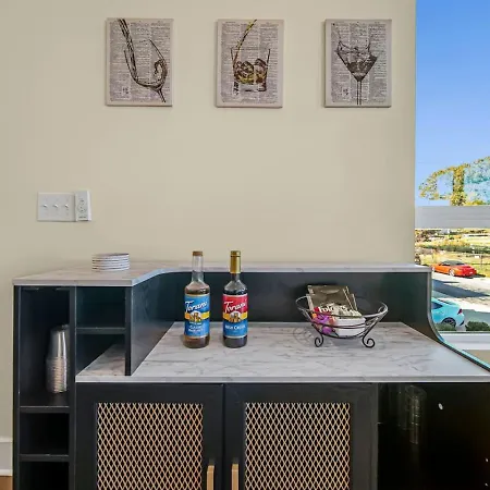 Modern 4-story 3-br Townhome With Rooftop Lounge Charlotte