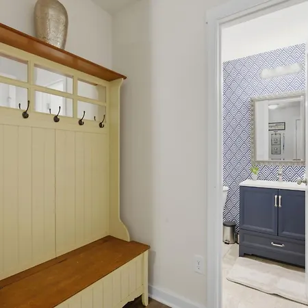Spacious 4br Getaway With Fenced Yard Minutes Away From Clt Airport & Uptown