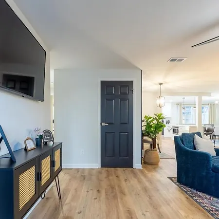 Ballantyne 3br House, Privateyard, Work Desk & 1 Gig Wi-fi *