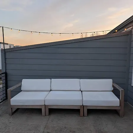 Queen Castle - Rooftop, Garage, King Beds, Pet Friendly Holiday home