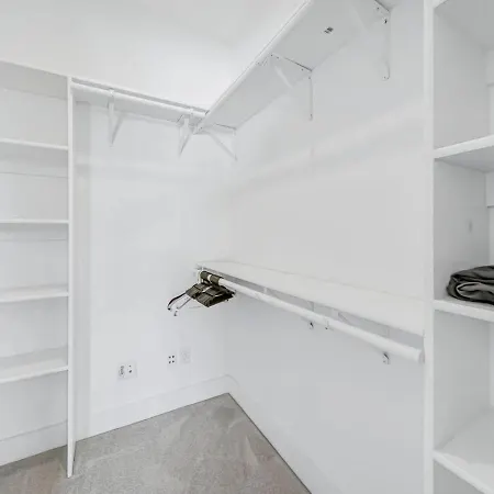 Modern 4-story 3-br Townhome With Rooftop Lounge Holiday home *