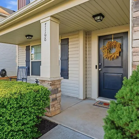 Spacious 4br Getaway With Fenced Yard Minutes Away From Clt Airport & Uptown Holiday home *
