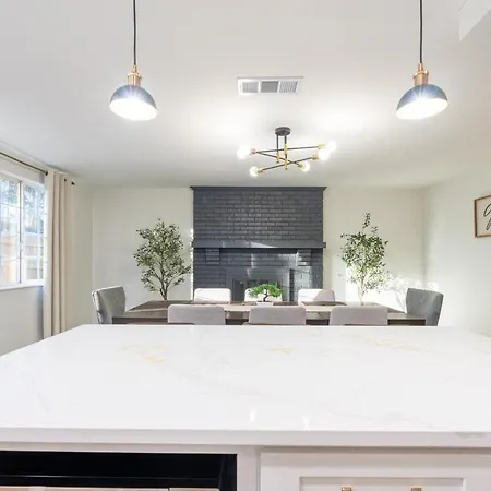 Ballantyne 3br House, Privateyard, Work Desk & 1 Gig Wi-fi