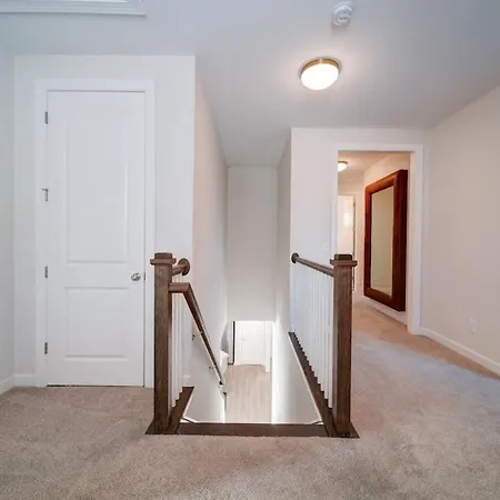 Holiday home Luxury 4br Escape - Premium Modern Comfort Charlotte