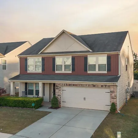 Spacious 4br Getaway With Fenced Yard Minutes Away From Clt Airport & Uptown Holiday home Charlotte