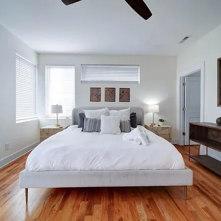 Luxe Townhome Rooftop Hot Tub Parking Holiday home