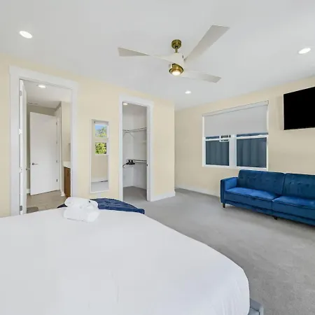 Modern 4-story 3-br Townhome With Rooftop Lounge Holiday home