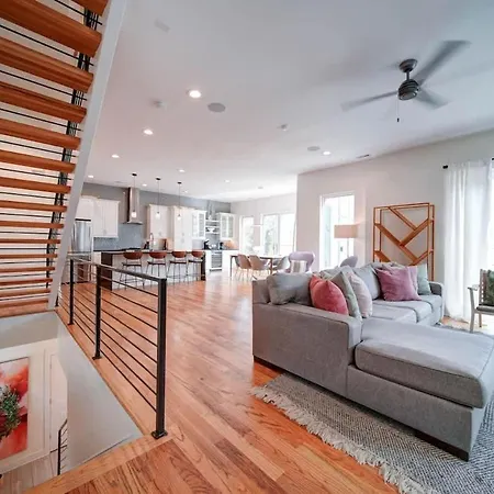 Luxe Townhome Rooftop Hot Tub Parking Holiday home *