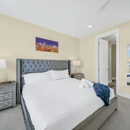 Holiday home Modern 4-story 3-br Townhome With Rooftop Lounge *