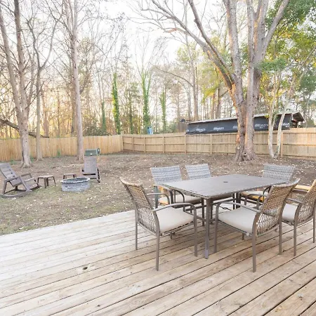Ballantyne 3br House, Privateyard, Work Desk & 1 Gig Wi-fi