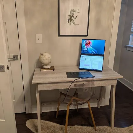 Queen Castle - Rooftop, Garage, King Beds, Pet Friendly Charlotte