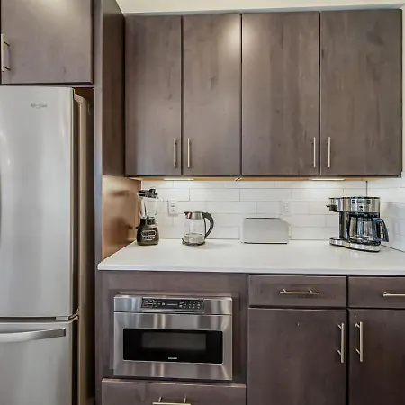 Modern 4-story 3-br Townhome With Rooftop Lounge * Charlotte