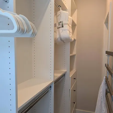 Queen Castle - Rooftop, Garage, King Beds, Pet Friendly * Charlotte
