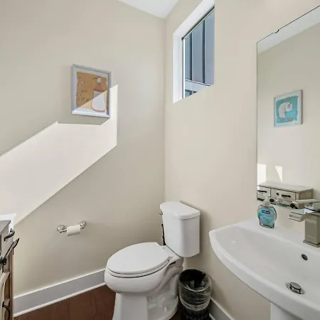 Modern 4-story 3-br Townhome With Rooftop Lounge * Charlotte