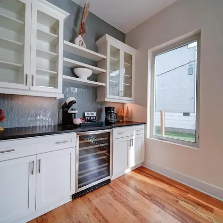Luxe Townhome Rooftop Hot Tub Parking Holiday home Charlotte