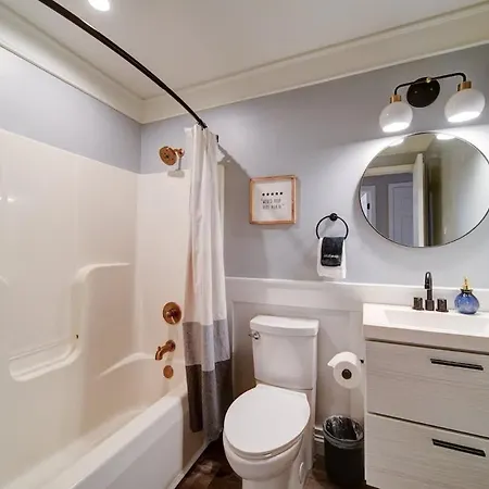 Holiday home Stylish 4br - Modern & Bright Interior Charlotte