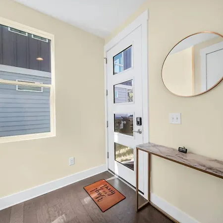 Modern 4-story 3-br Townhome With Rooftop Lounge