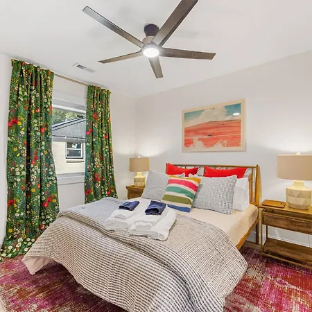 Holiday home New Shamrock Stunner | King Bed, Pet Friendly Charlotte