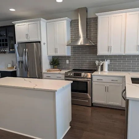Queen Castle - Rooftop, Garage, King Beds, Pet Friendly Charlotte